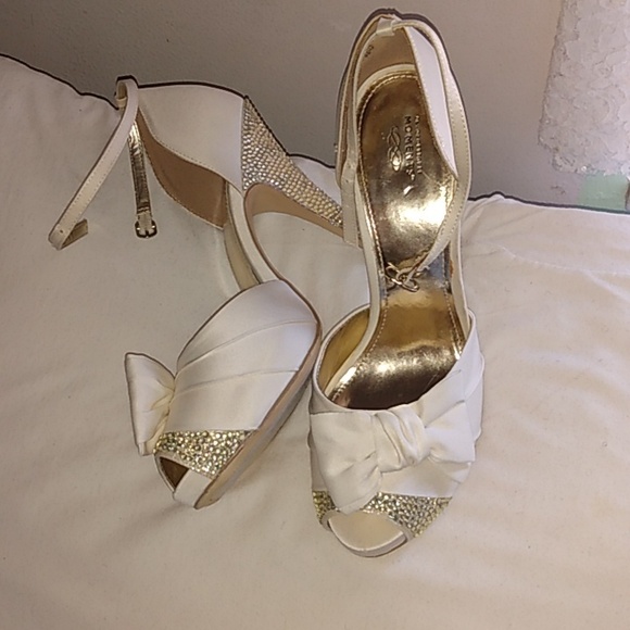 Unforgettable Moments Vintage Satin Rhinestone Heels (Fits Like a Size 9) - Picture 8 of 14